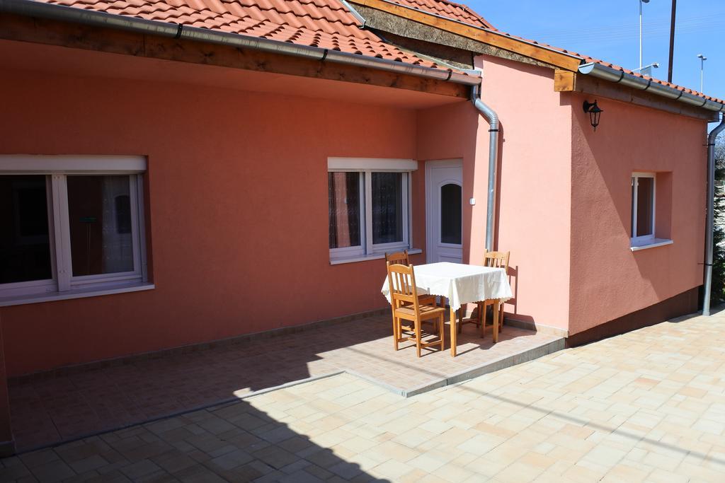 Kisasszony Apartman Еґер Екстер'єр фото