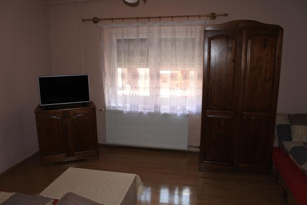 Kisasszony Apartman Еґер Екстер'єр фото